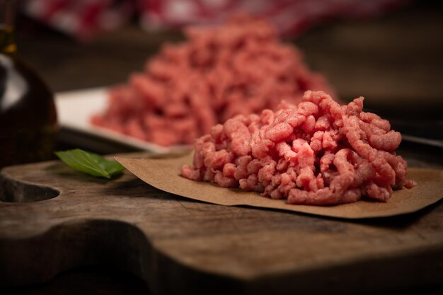 Carne macinata fresca su fondo di legno d'epoca da vicino