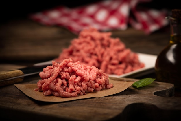 Carne macinata fresca su fondo di legno d'epoca da vicino