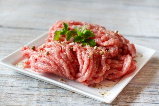 Carne macinata si chiuda su un tavolo di legno