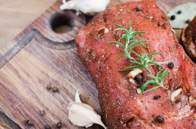 Carne marinata cruda fresca su una tavola di legno.