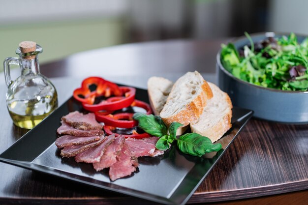 Carne salata su un piatto con verdure