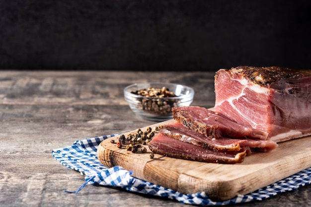 Carne secca e affumicata sulla tavola di legno