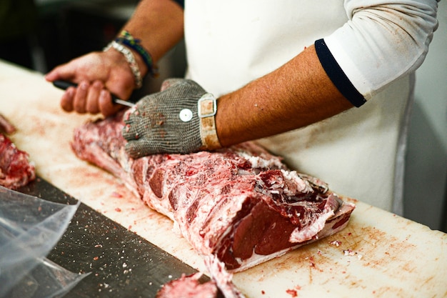 Carne siendo cortada en rodajas