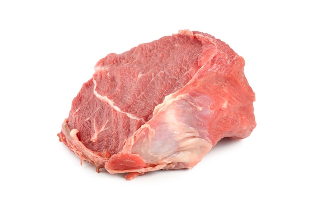 Carne succosa cruda isolata su sfondo bianco