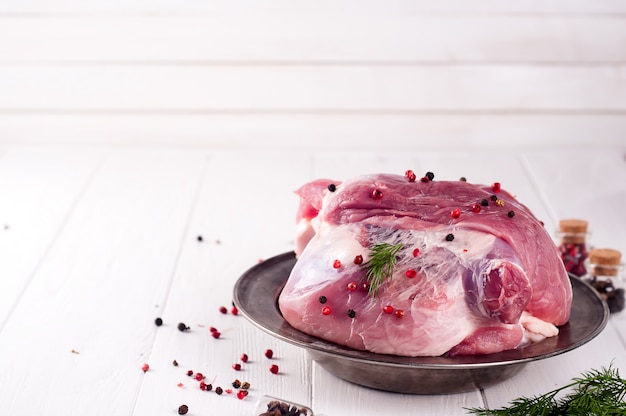 Carne succosa cruda su un piatto di ferro