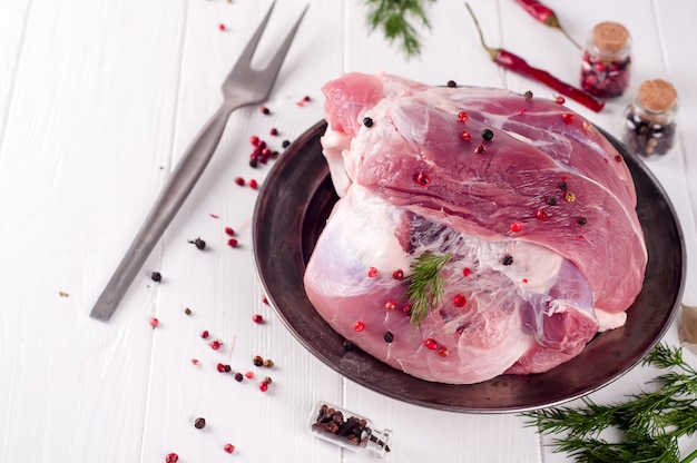 Carne succosa cruda su un piatto di ferro