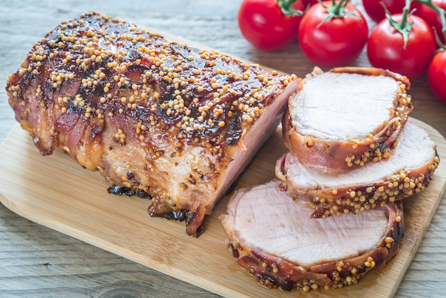 Carne suina al forno avvolta in pancetta