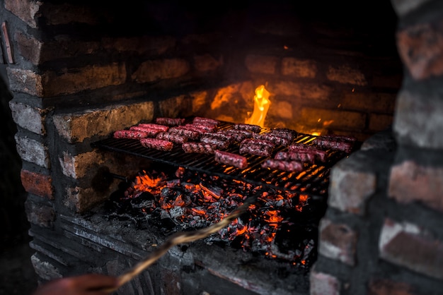 Carne sul barbecue grill in mattoni vecchio stile.