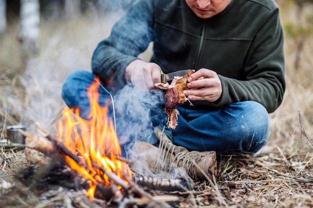 Carne sul bastone alla griglia nel concetto di fire bushcraft