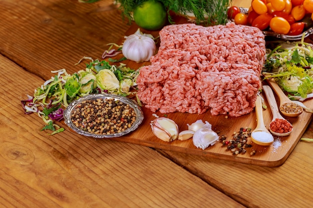 Carne tritata carne macinata fresca tritata del manzo sul piatto