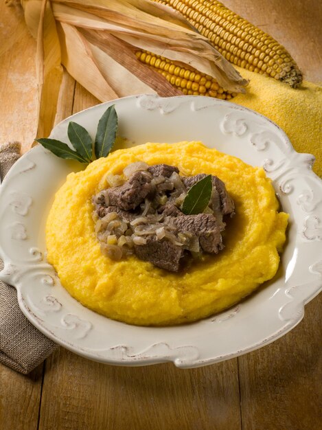 Carne tritata con cipolle e porridge