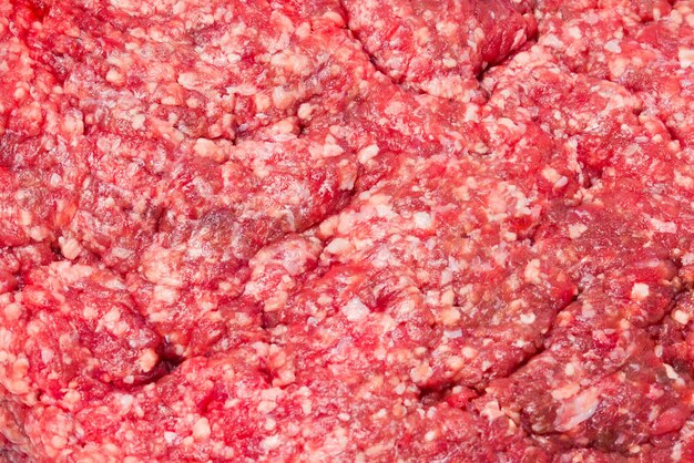 Carne tritata cruda isolata su fondo bianco