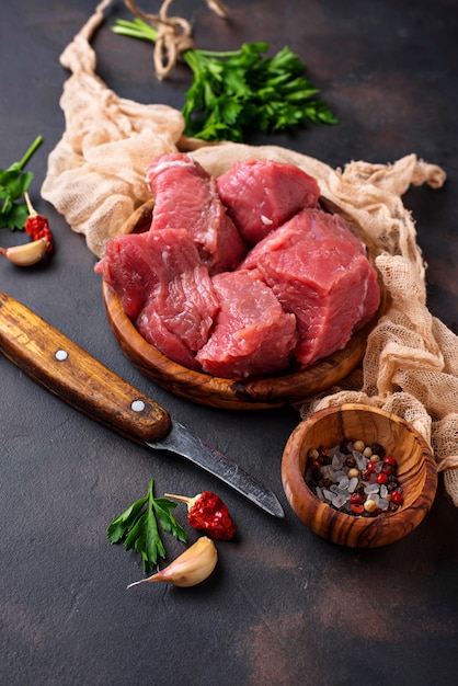 Carne tritata grezza con le spezie su priorità bassa arrugginita