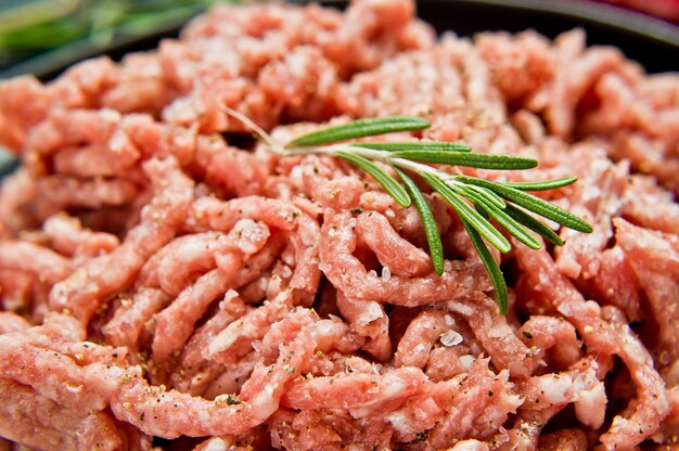 Carne tritata grezza su un bordo di pietra.