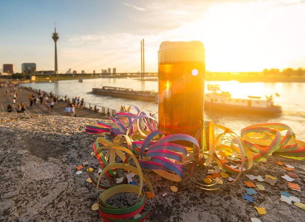 Carnevale a dusseldorf con vecchia birra Altbier