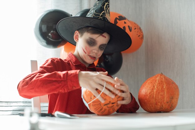 Carnevale di Halloween con la nuova realtà con il concetto di pandemia.