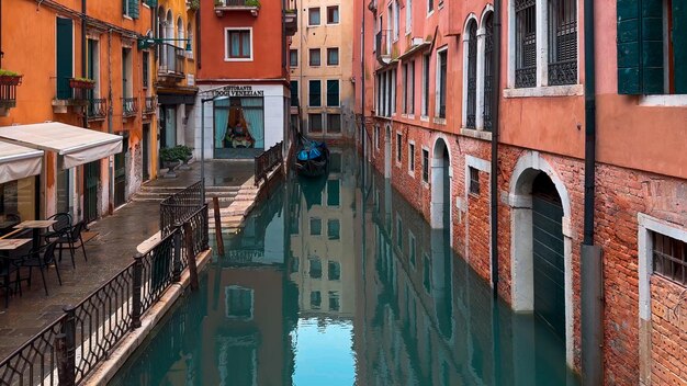 Carnevale di Venezia Persone in maschere e costumi del carnevale veneziano per le strade di Venezia Italia Europa 10 febbraio 2024