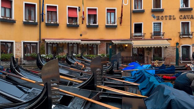 Carnevale di Venezia Persone in maschere e costumi del carnevale veneziano per le strade di Venezia Italia Europa 10 febbraio 2024