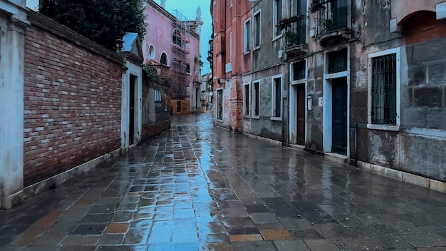 Carnevale di Venezia Persone in maschere e costumi del carnevale veneziano per le strade di Venezia Italia Europa 10 febbraio 2024