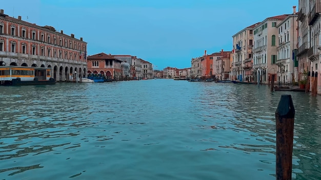 Carnevale di Venezia Persone in maschere e costumi del carnevale veneziano per le strade di Venezia Italia Europa 10 febbraio 2024