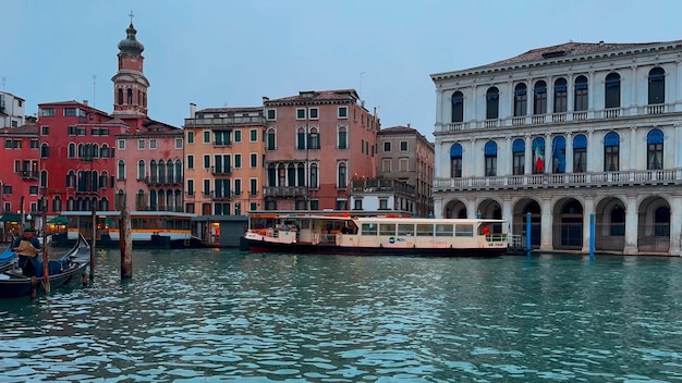 Carnevale di Venezia Persone in maschere e costumi del carnevale veneziano per le strade di Venezia Italia Europa 10 febbraio 2024