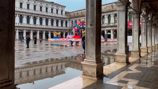 Carnevale di Venezia Persone in maschere e costumi del carnevale veneziano per le strade di Venezia Italia Europa 10 febbraio 2024