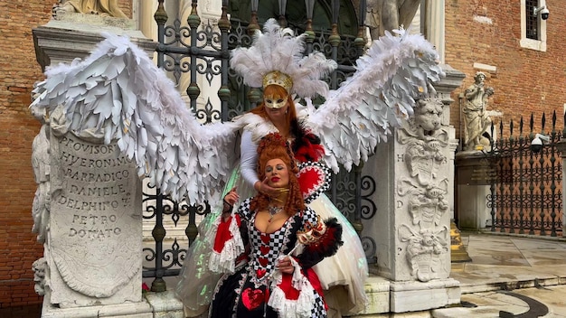 Carnevale di Venezia Persone in maschere e costumi del carnevale veneziano per le strade di Venezia Italia Europa 10 febbraio 2024