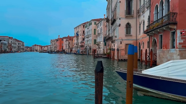 Carnevale di Venezia Persone in maschere e costumi del carnevale veneziano per le strade di Venezia Italia Europa 10 febbraio 2024