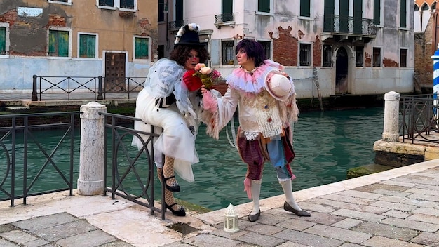 Carnevale di Venezia Persone in maschere e costumi del carnevale veneziano per le strade di Venezia Italia Europa 10 febbraio 2024