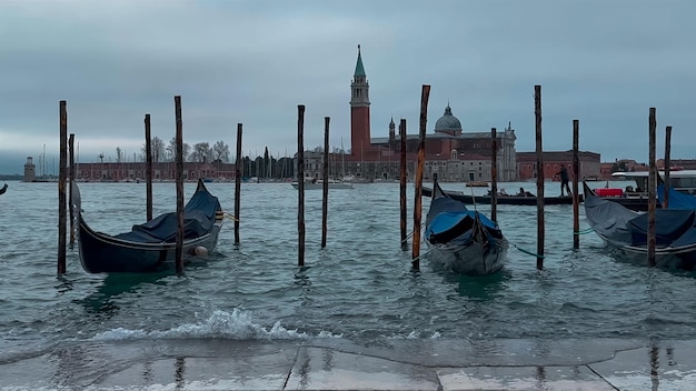 Carnevale di Venezia Persone in maschere e costumi del carnevale veneziano per le strade di Venezia Italia Europa 10 febbraio 2024