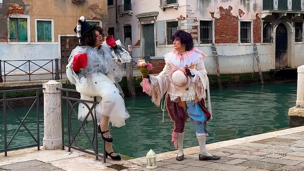 Carnevale di Venezia Persone nel carnevale veneziano maschere e costumi per le strade di Venezia Italia Europa