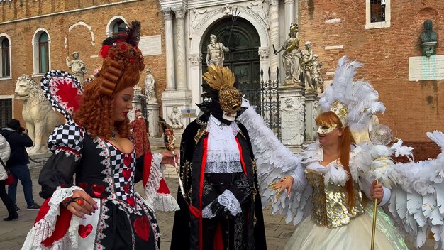 Carnevale di Venezia Persone nel carnevale veneziano maschere e costumi per le strade di Venezia Italia Europa