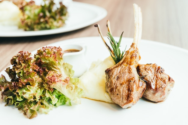 Carni grigliate di carne di agnello con salsa