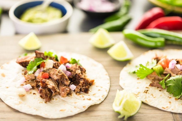 Carnitas di maiale sfilacciato con pico de gallo su tortilla di farina.