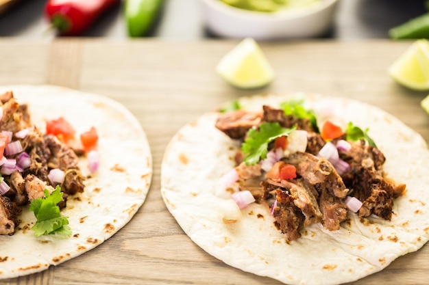 Carnitas di maiale sfilacciato con pico de gallo su tortilla di farina.