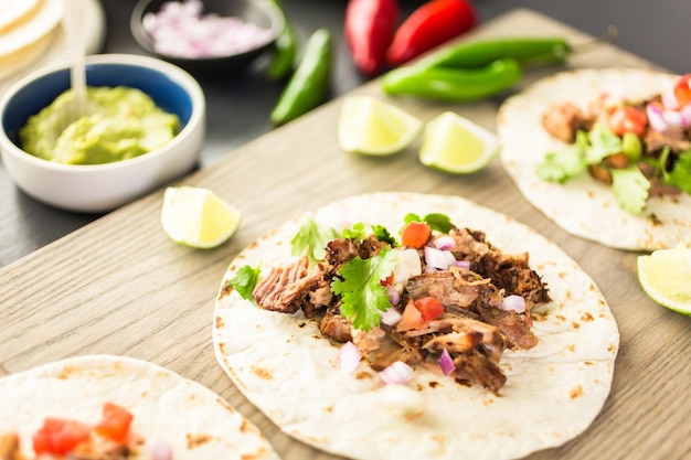 Carnitas di maiale sfilacciato con pico de gallo su tortilla di farina.