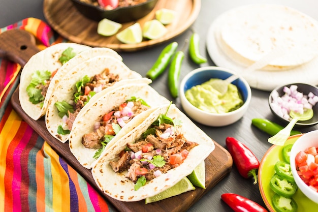 Carnitas di maiale sfilacciato con pico de gallo su tortilla di farina.