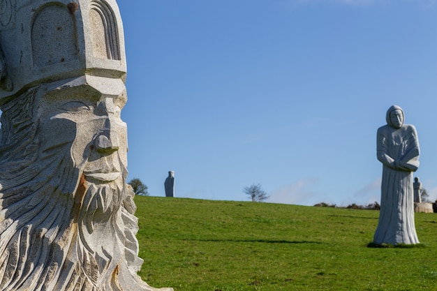 Carnoet Bretagna Francia 22 marzo 2017 statue di granito nella Valle dei Santi