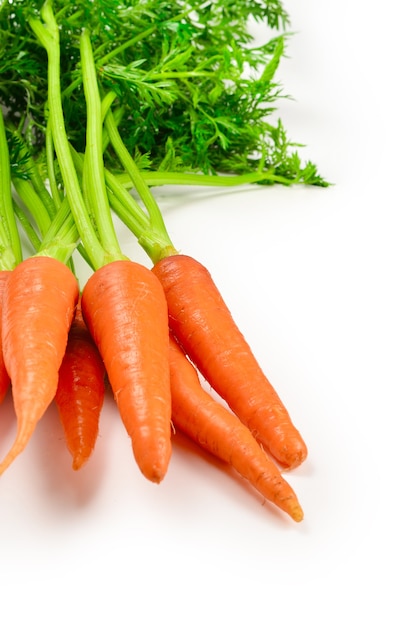 Carota arancione fresca su sfondo bianco.