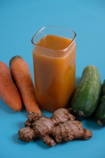 carota, cetriolo, succo di zenzero. fonte di minerali, vitamina A. buona per la digestione. succo di spremitura a freddo.