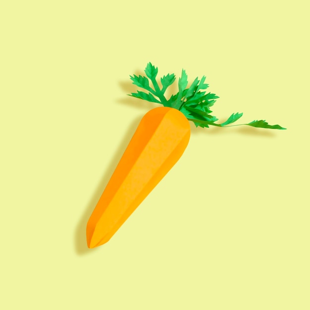 Carota di carta su sfondo giallo