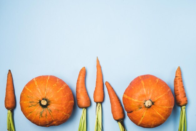 Carota di zucca cruda e biologica su sfondo blu Cibo dietetico sano vegetale Vista dall'alto Spazio di copia