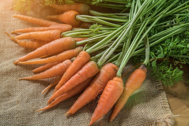 Carota fresca e dolce sulla tavola di legno, cibo sano.