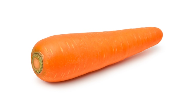 Carota fresca isolata su bianco