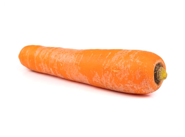 Carota fresca isolata su fondo bianco