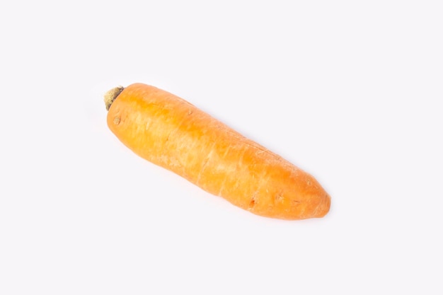 Carota fresca isolata su fondo bianco