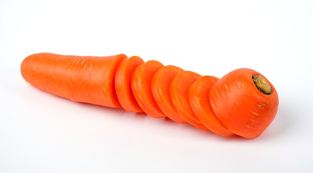 carota fresca isolata su sfondo bianco