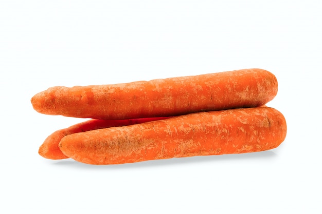 Carota fresca isolata sulla parete bianca