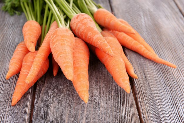 Carota fresca su fondo in legno