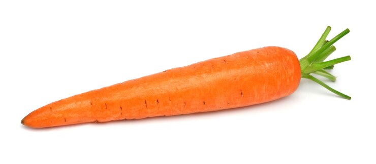 Carota isolata su sfondo bianco Concetto di cibo sano e creativo Succo naturale Vista dall'alto piatto